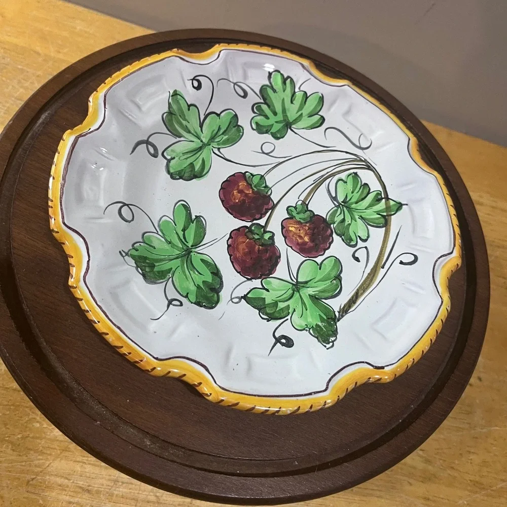 Vtg Italy 25/T Hand Painted Raspberry Majolica Ceramic Scalloped Plate 8.5